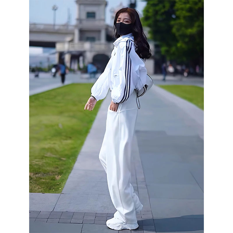 早春季2025新款短款连帽运动三条杠棒球服外套女显瘦休闲风衣夹克