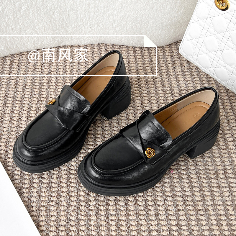 羊皮山茶花粗跟乐福鞋女2025秋冬新款单鞋高跟厚底黑色小金扣