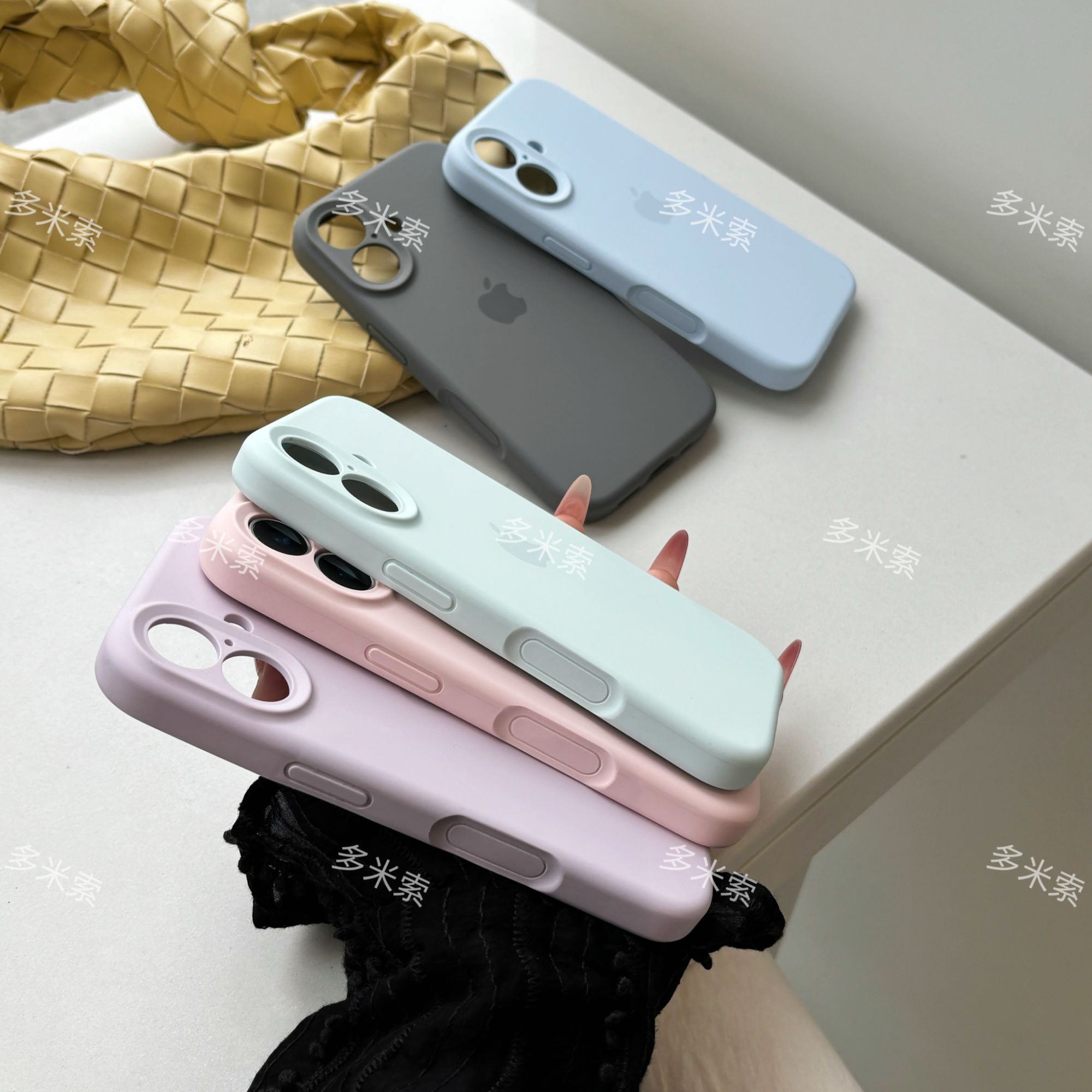 多米索精孔磁吸全包液态硅胶软糯苹果16/17手机壳防摔纯色全绒布