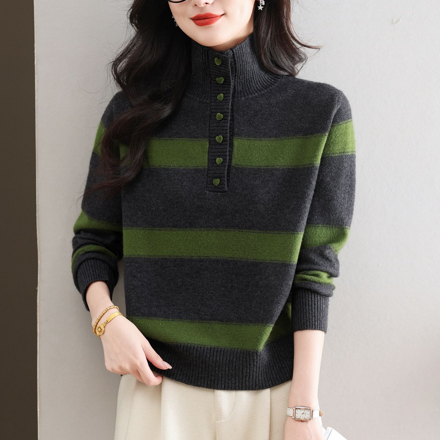 2025秋冬新款黑绿条纹半高领毛衣女纽扣装饰修身显瘦针织衫上衣女