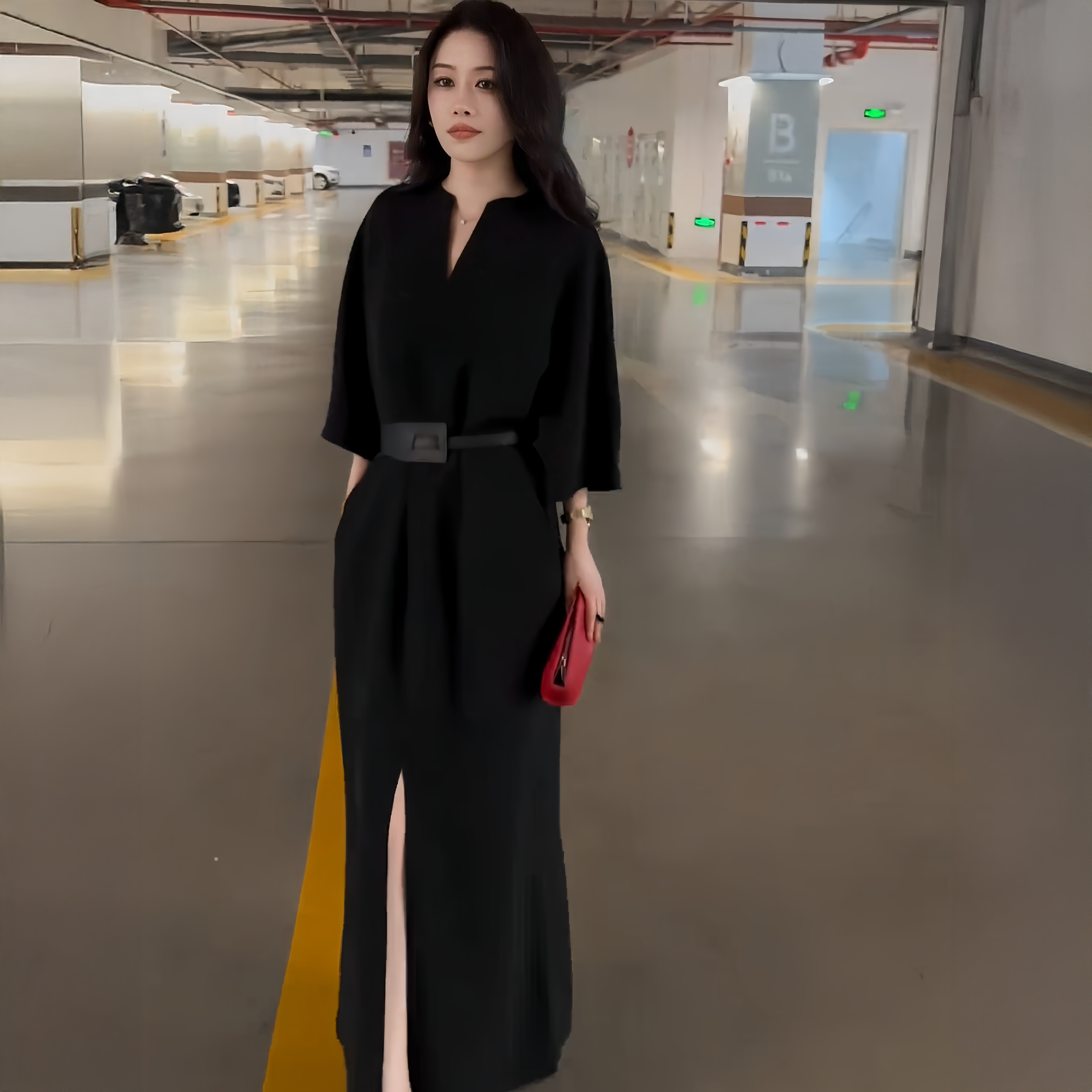 法式赫本风轻奢气质黑色V领连衣裙女早秋新款收腰显瘦开叉长裙子