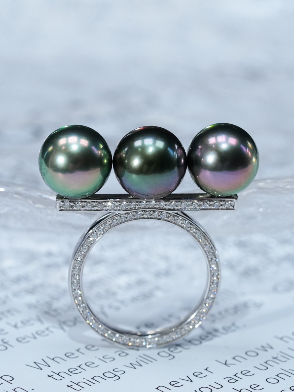 美珍真 18K金镶嵌钻石 大溪地黑珍珠戒指 海水珍珠 经典平衡木款