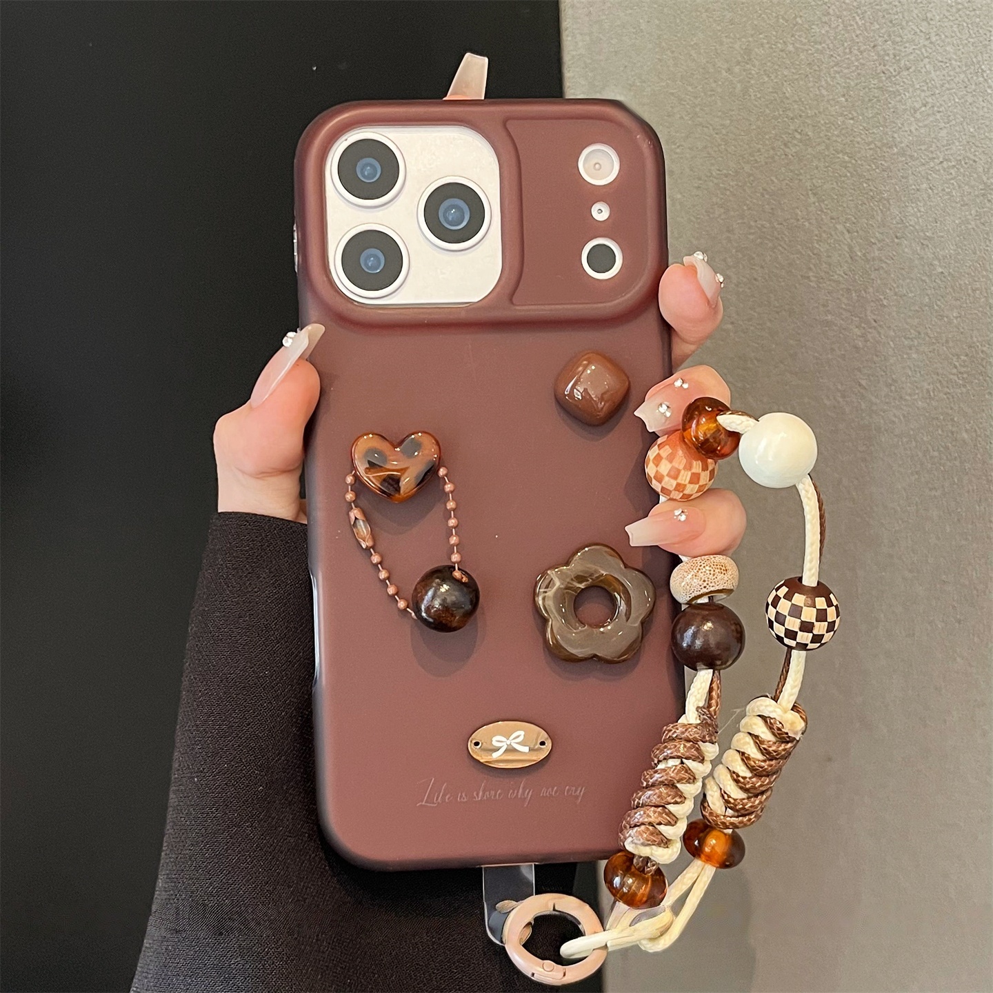 适用于苹果17promax新款时尚韩系ins风深棕立体爱心小花带挂绳壳