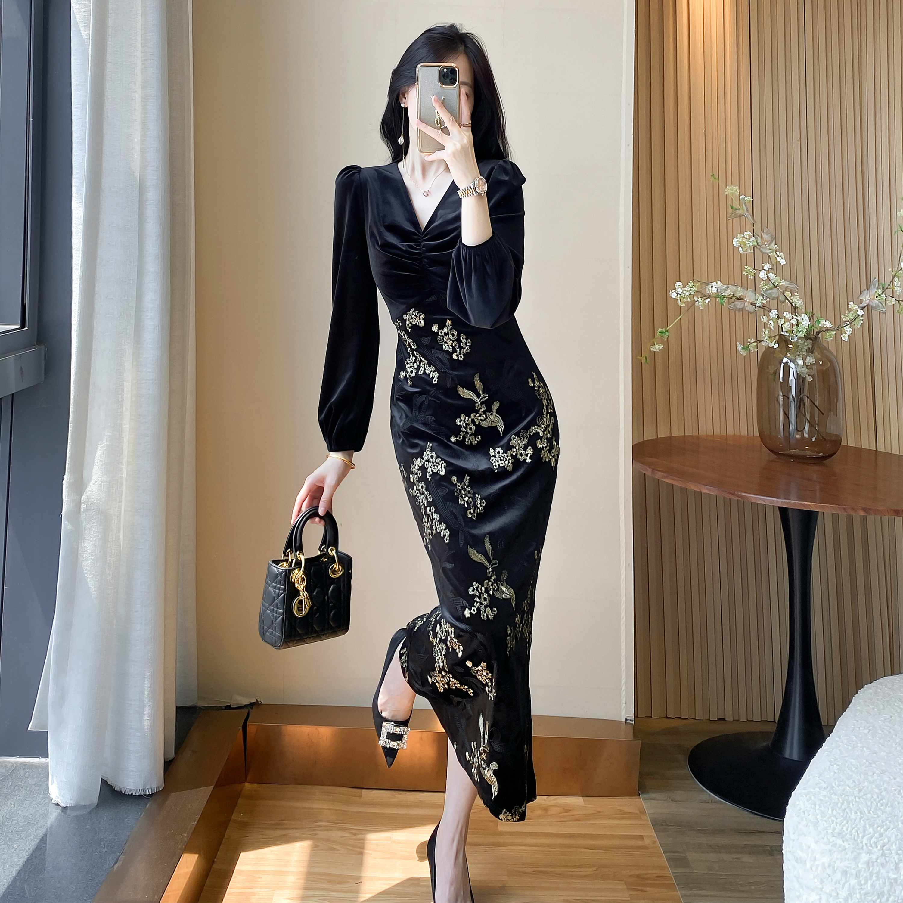 高档女士修身丝绒连衣裙长袖贵气女装法式高级感法式包臀长裙收腰