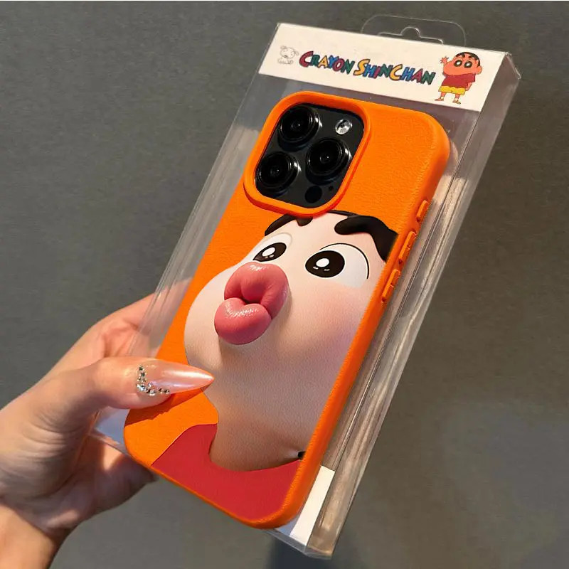 嘟嘴蜡笔小新适用苹果16/15手机壳iPhone14/13荔枝纹12防摔11卡通