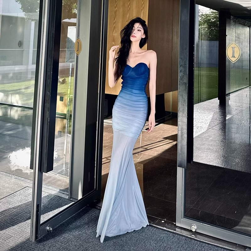 法式绝美高级感度假风蓝色渐变一字肩抹胸连衣裙女网纱包臀鱼尾裙