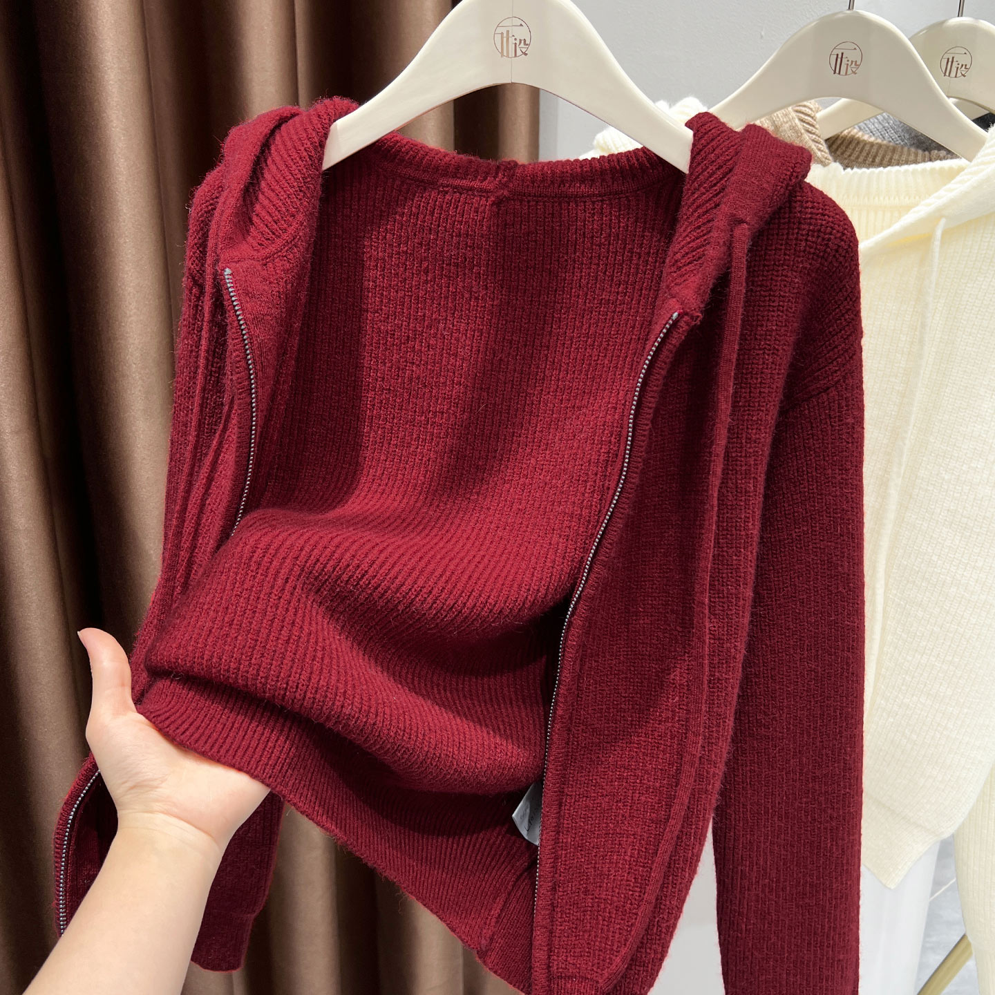 红色连帽设计长袖针织毛衣洋气女款拉链外套秋冬新款外穿披肩开衫