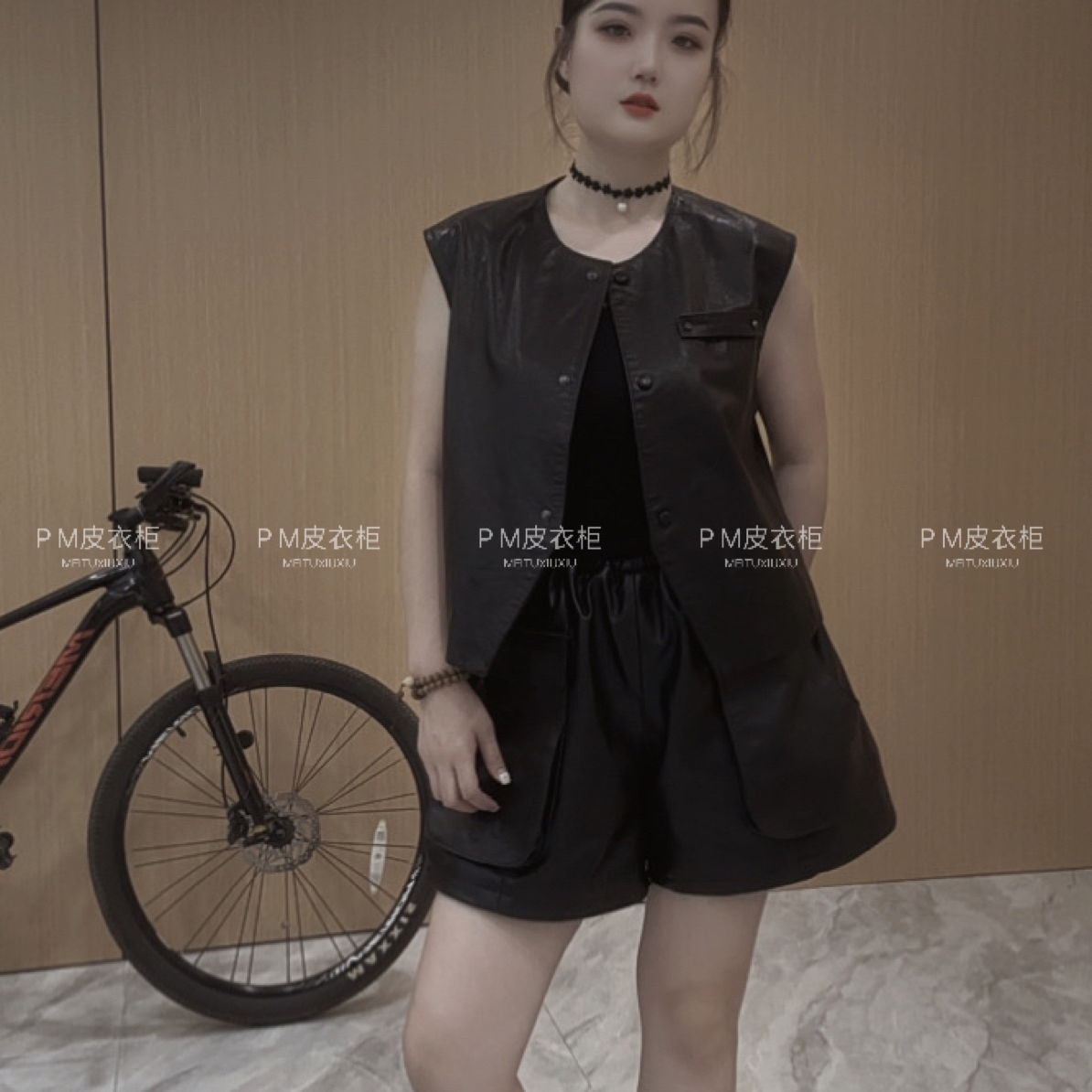 秋季新款圆领极简风女马夹上衣纯色中长款网红百搭真皮马甲外套