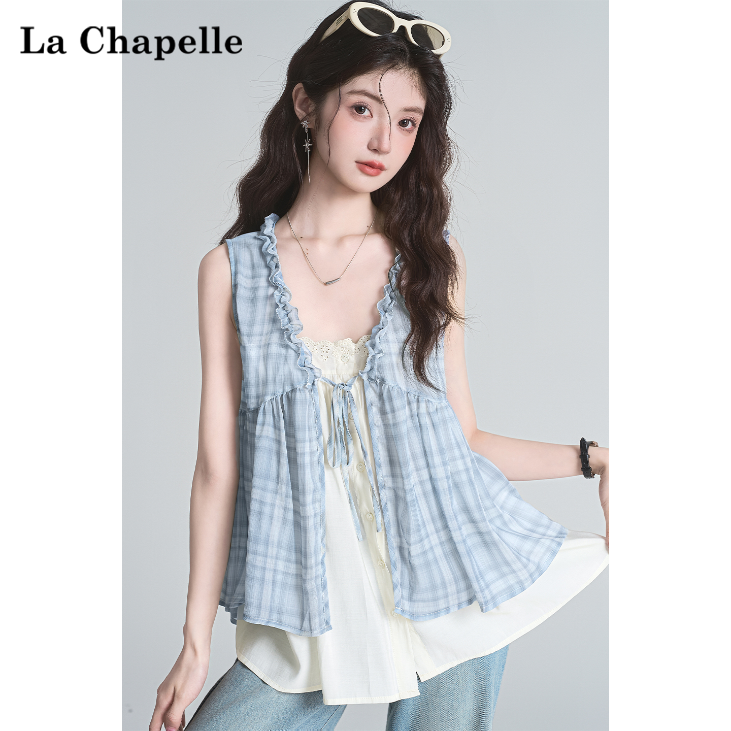 拉夏贝尔2025夏季新款别致木耳边无袖拼接假两件背心格纹T恤上衣