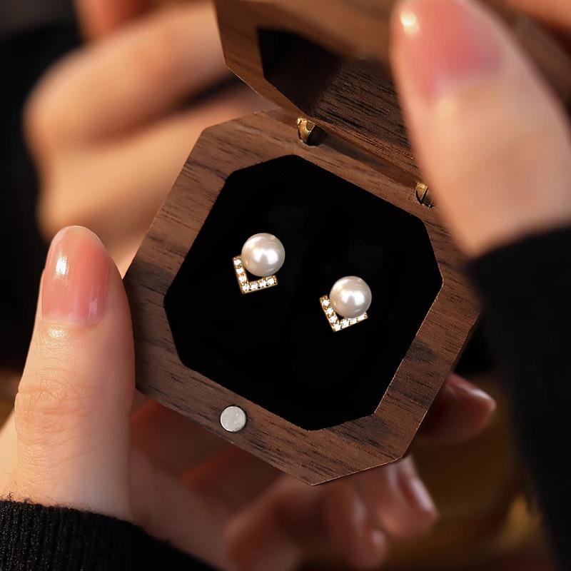 S925银V字珍珠耳钉女2025爆款新款小众设计耳环高级感