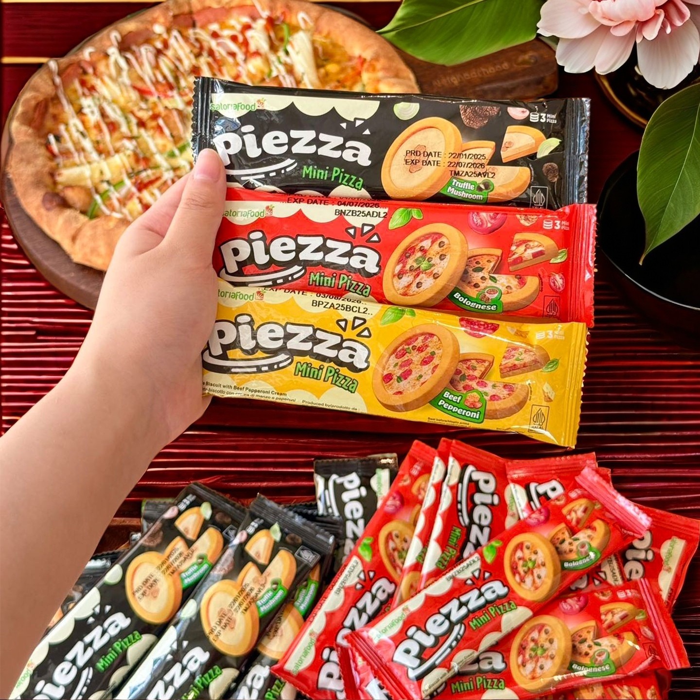 印尼进口即品披萨饼干零食办公解馋代餐饱腹小吃迷你小圆饼干