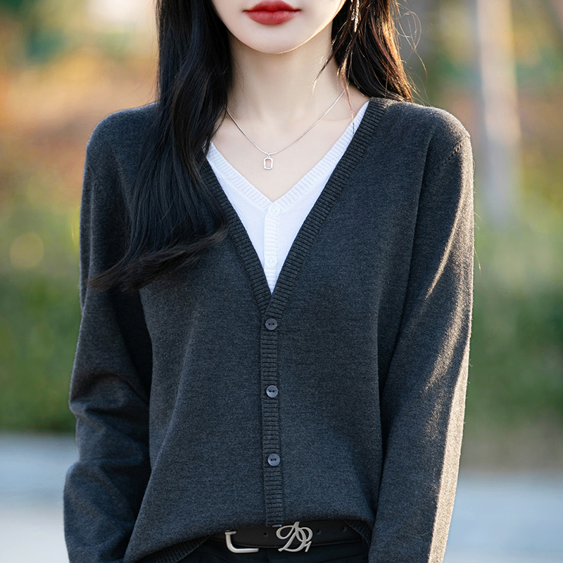 春秋新款精纺细支羊毛衫女假两件V领针织开衫宽松外搭上衣