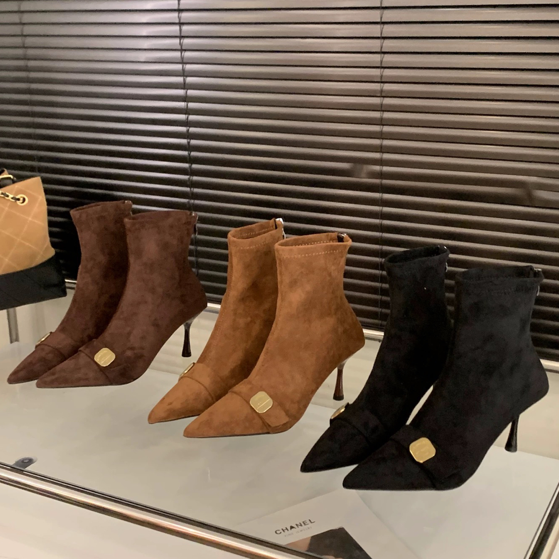 2025秋冬新款黑色尖头高跟短筒瘦瘦靴金属扣细跟时尚百搭绒面短靴