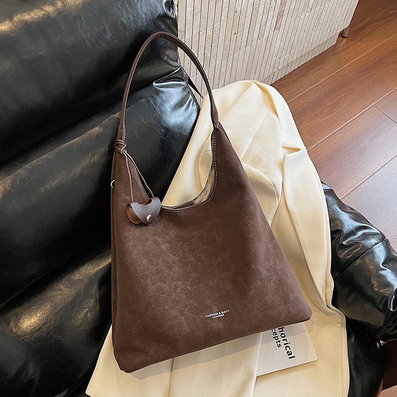 通勤复古磨砂包包2025秋冬季简约时尚大容量单肩包外出托特水桶包