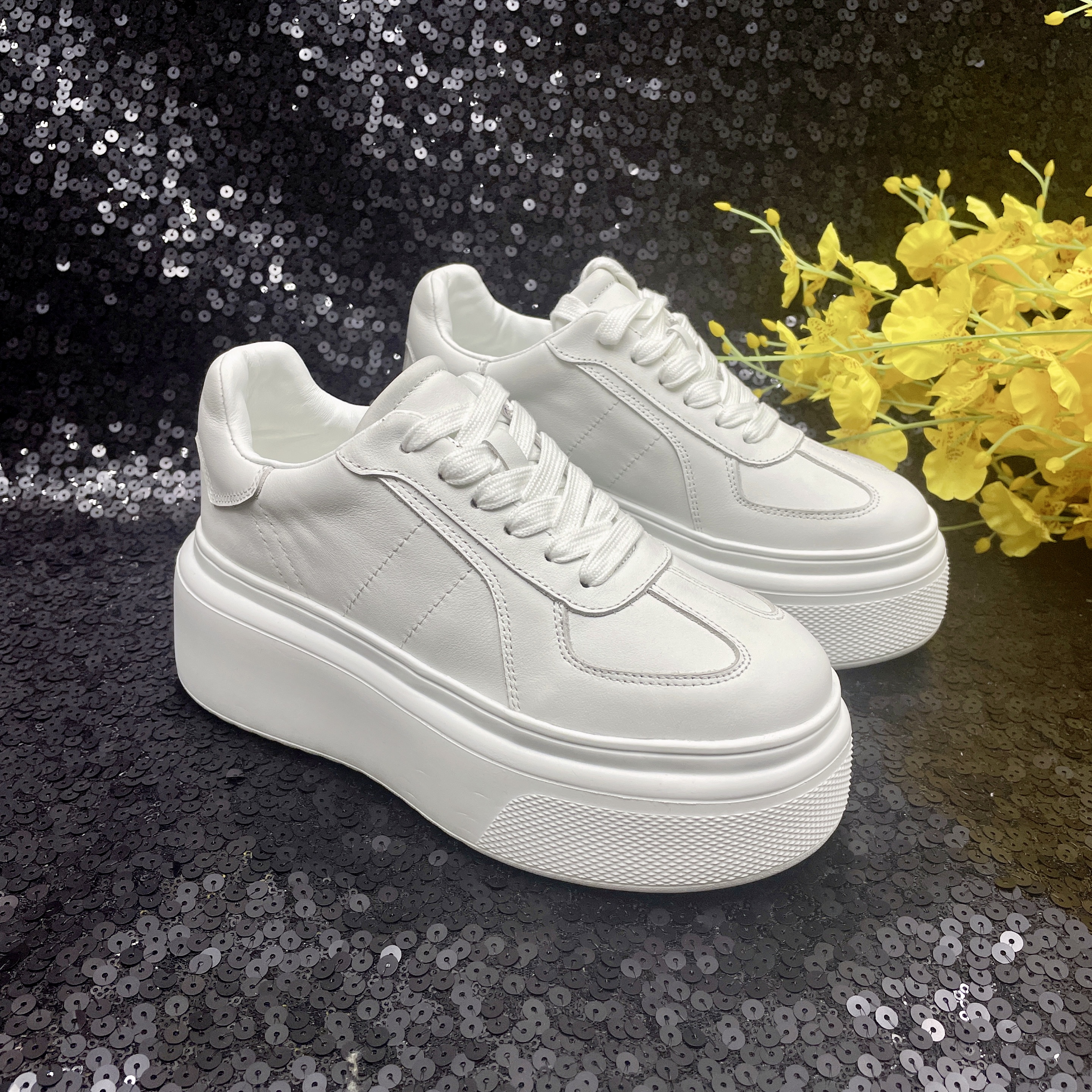 小个子女款时尚超轻厚底小白鞋秋季潮流新款百搭白色运动厚底板鞋