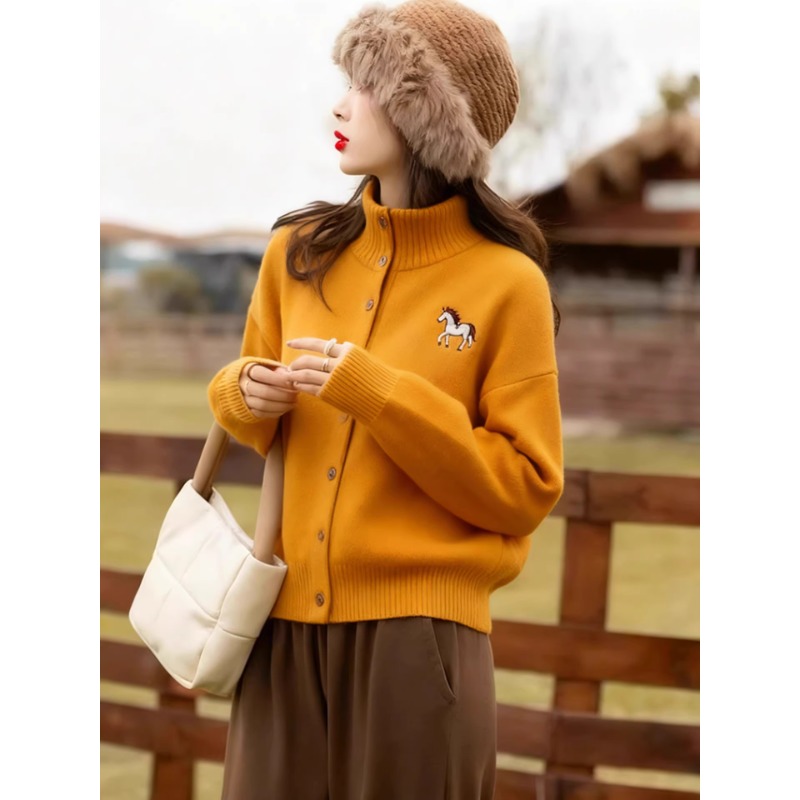 芯娇晴姜黄色小马高领毛衣开衫外套女2025新款加厚宽松慵懒毛线衣