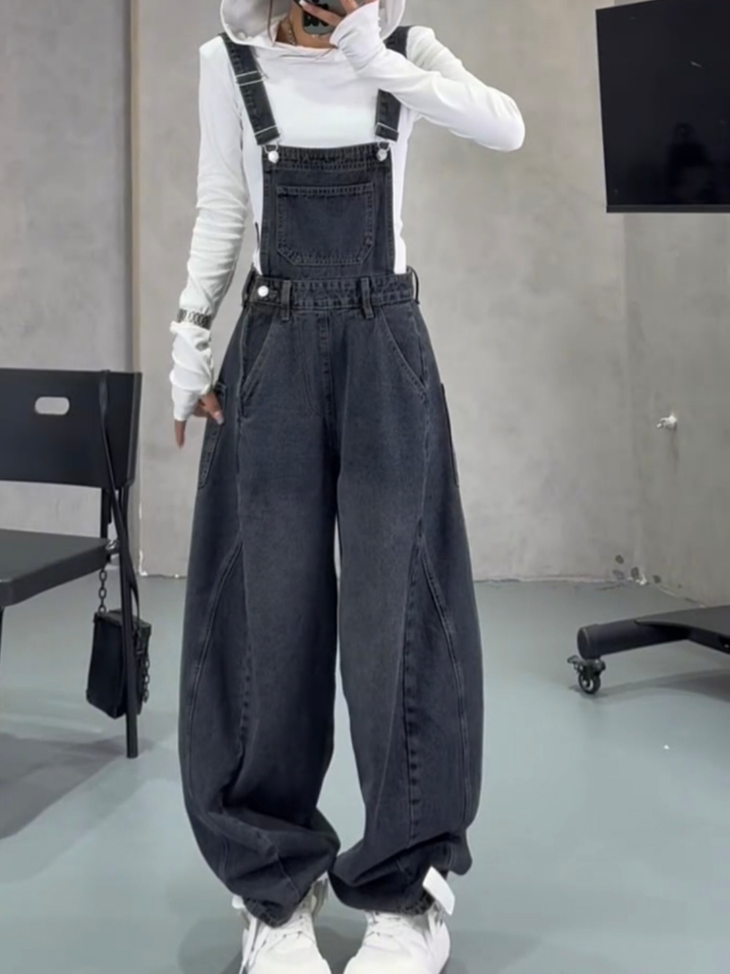 秋季新款设计感洋气弯刀牛仔背带裤梨形身材微胖宽松显瘦阔腿裤