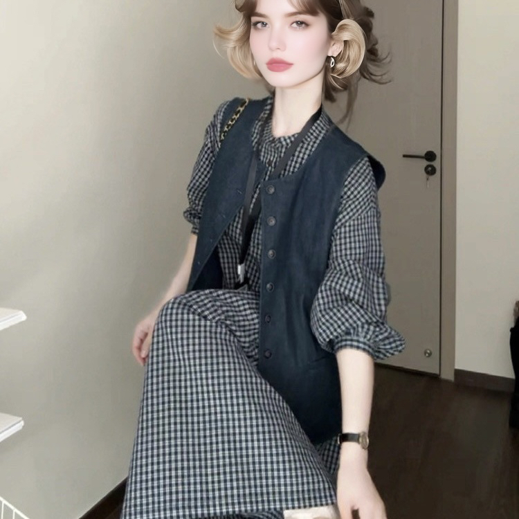 早秋大码甜美风格子连衣裙搭配宽松马甲显瘦气质两件套装