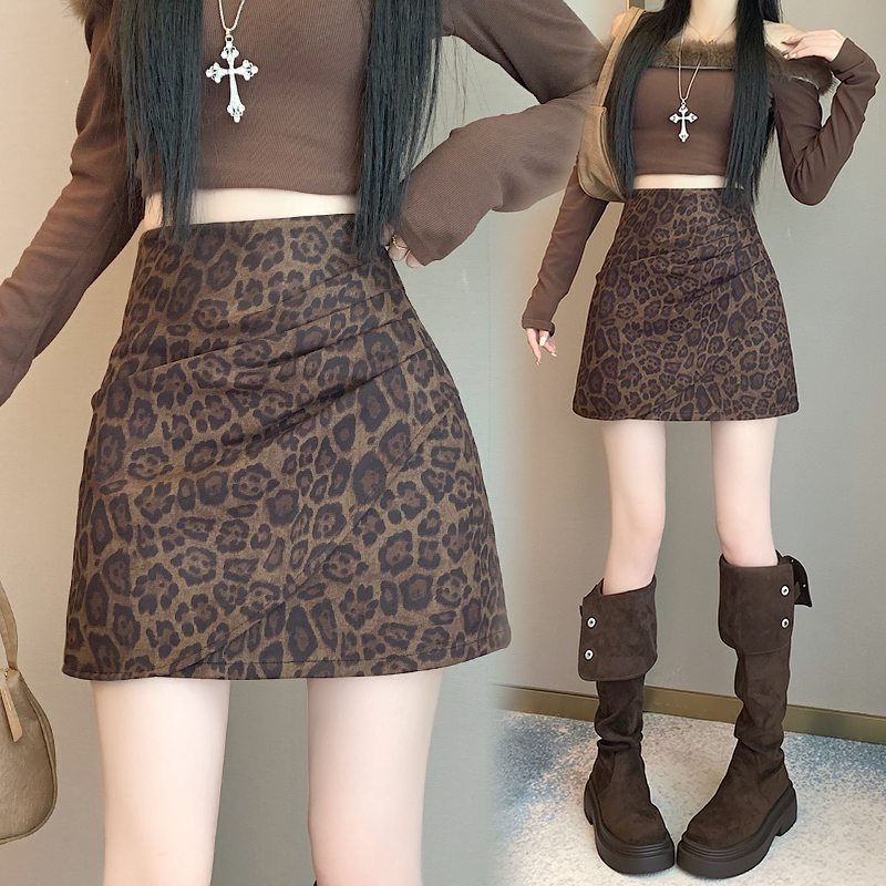 麂皮绒豹纹半身裙秋冬2025新款高腰不规则A字裙辣妹显瘦包臀短裙