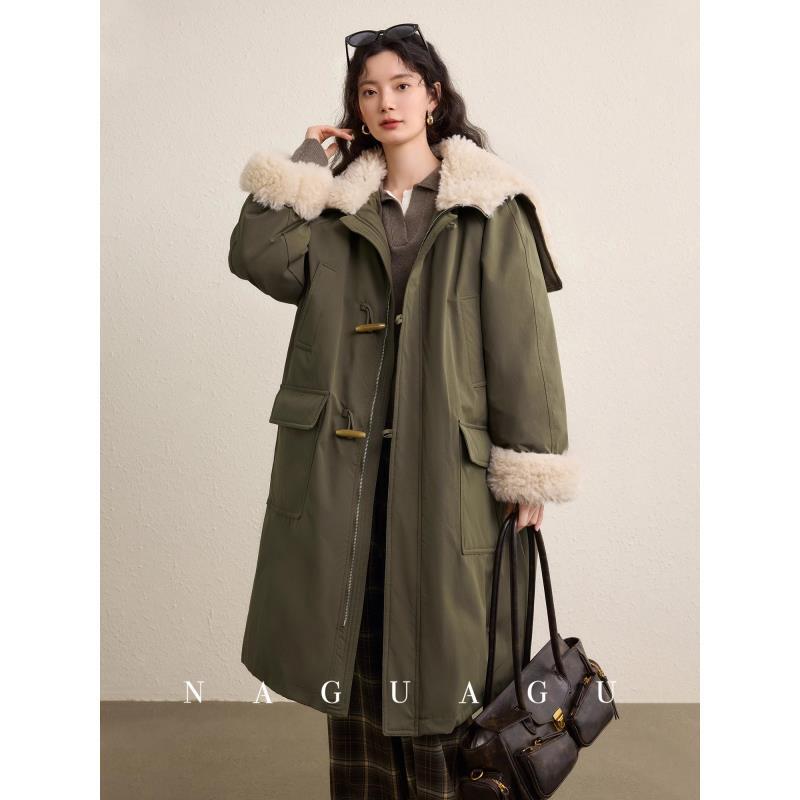 【开心奢品】仿羊羔毛拼帽长款派克棉服女2025冬过膝牛角扣外套932