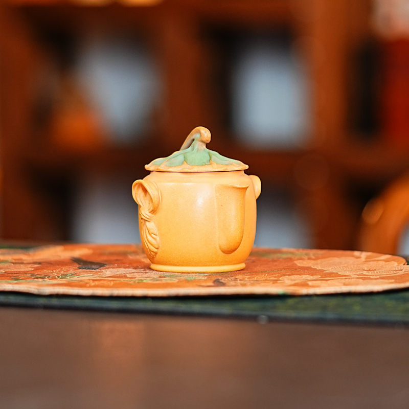 宜兴原矿紫砂全手工黄金段泥创意雕塑荷叶莲苞紫砂手抓壶