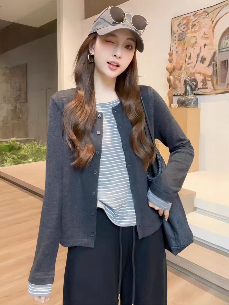 秋季穿搭早秋穿搭条纹拼接假两件圆领针织衫女显瘦长袖开衫上衣潮