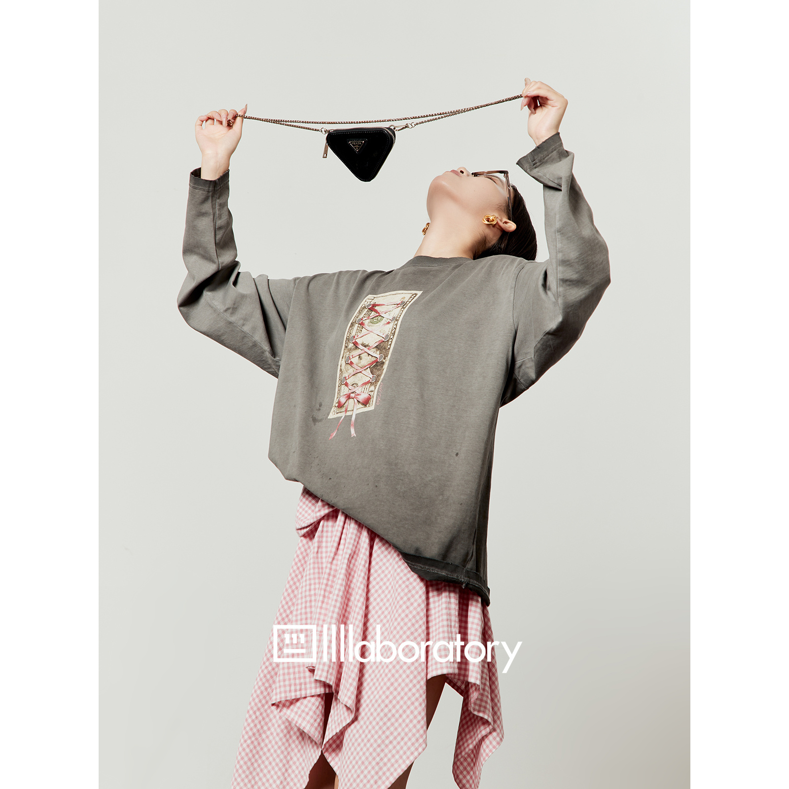 「出品」灰色T恤女2025秋季新款丝带美金印花圆领宽松长袖