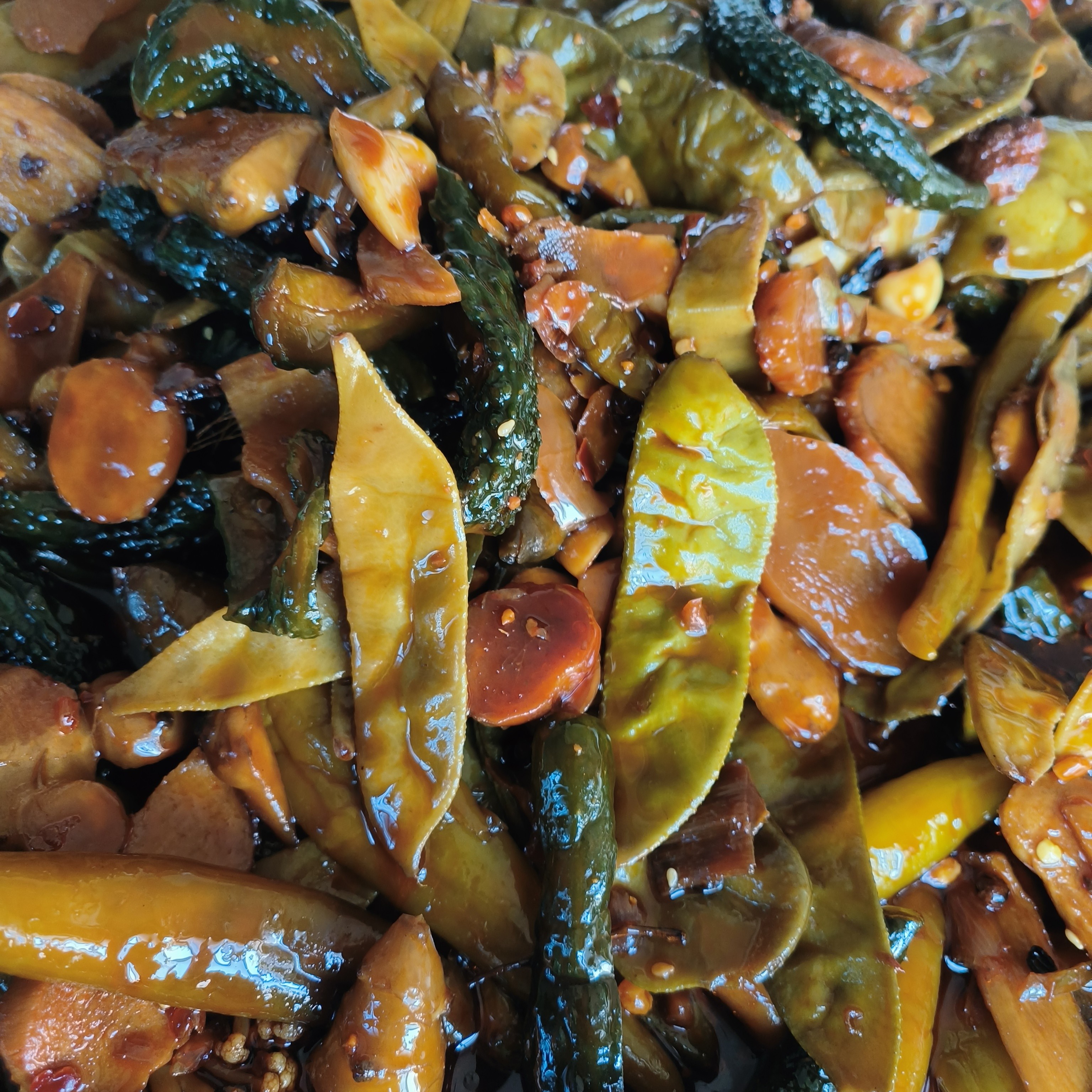 传统工艺酱油腌梅豆角咸菜开胃下饭菜