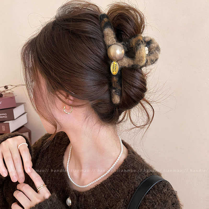 2024新款秋冬毛绒豹纹抓夹女高级感珍珠鲨鱼夹发夹脑勺夹子发饰