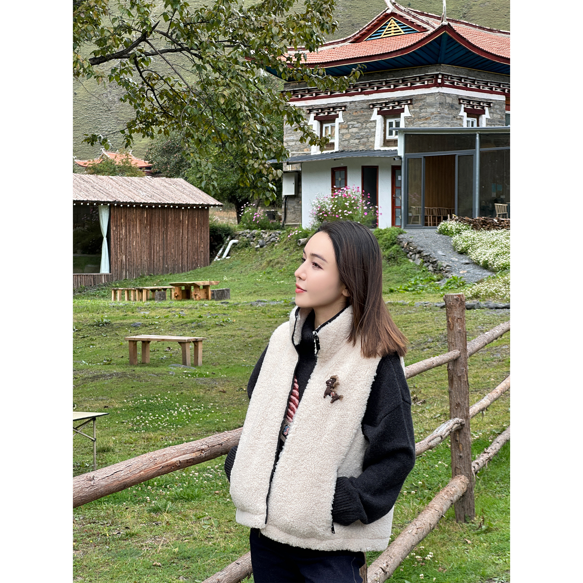 JESSICA WU精致暖米云絮森林小鹿胸针包边撞色立领马甲2536913002