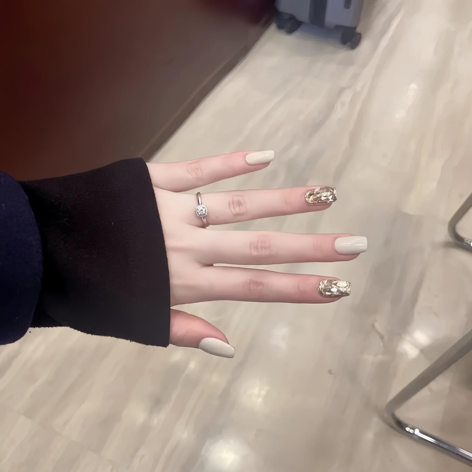 奶白香槟钻纯手工穿戴甲2024新年款短款秋冬美甲精致气质ins指甲