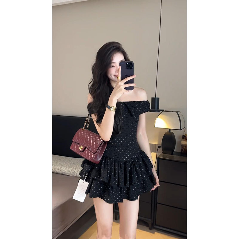 黑色波点一字肩连衣裙2025夏季气质高级感独特漂亮法式收腰短裙子
