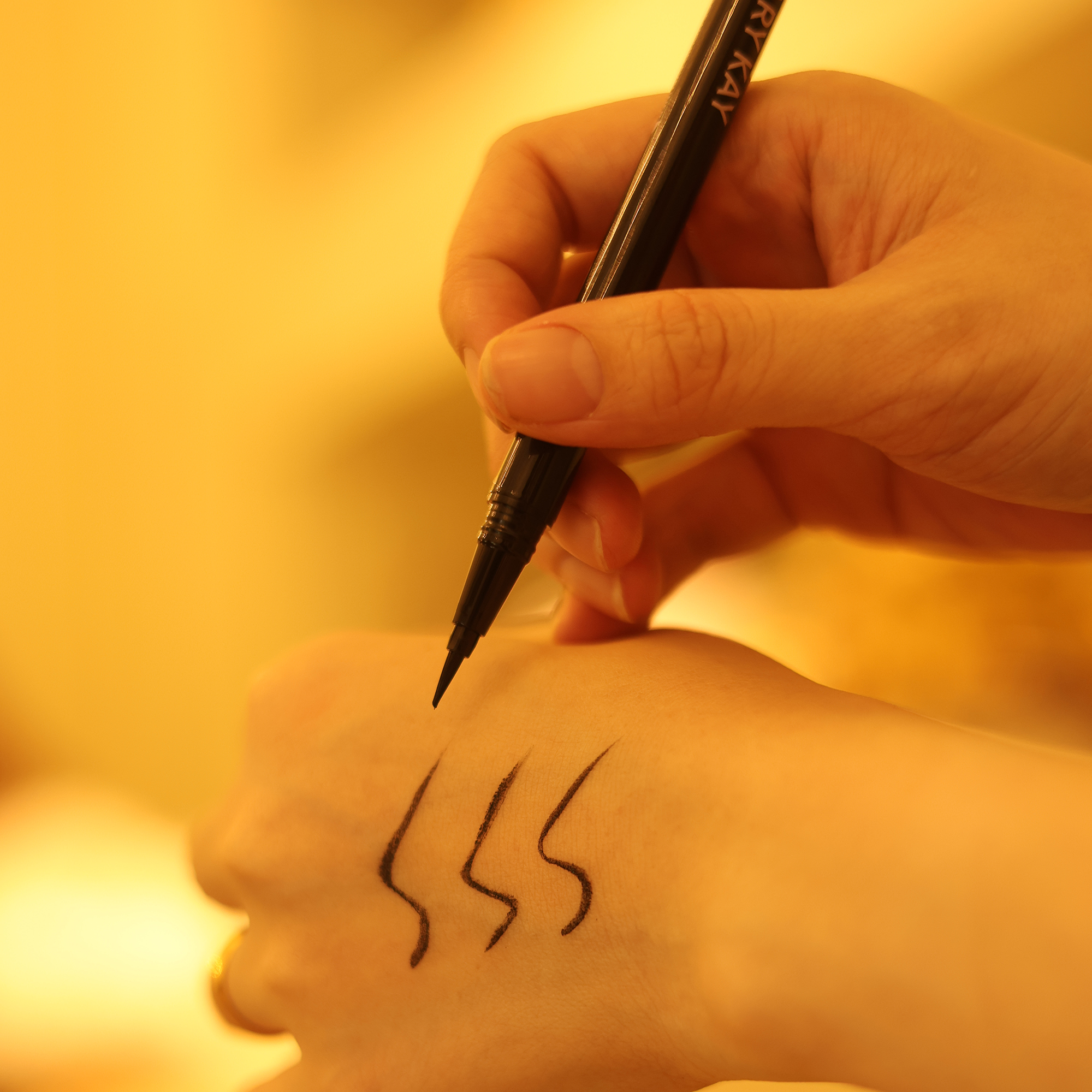 玫琳凯持久防水眼线液黑色顺滑显色饱满均匀不晕染易上手新手极细