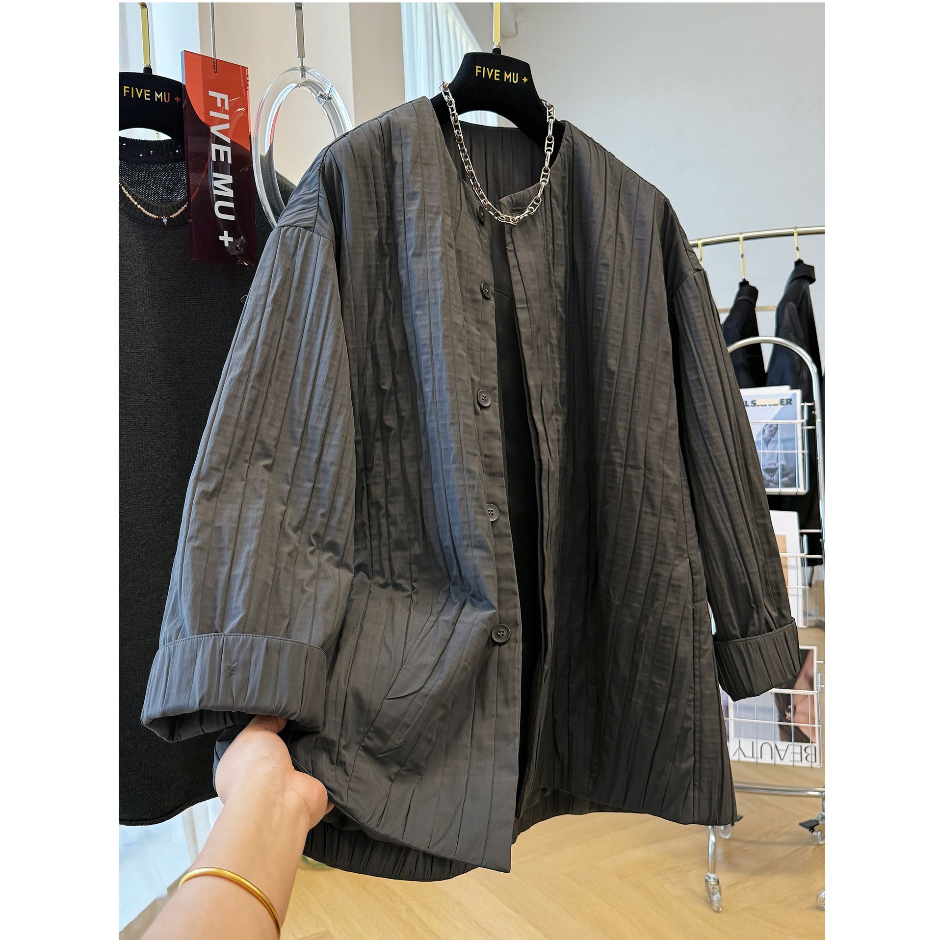 高级感独特别致慵懒风宽松肌理感褶皱圆领休闲时尚外套女秋季上衣