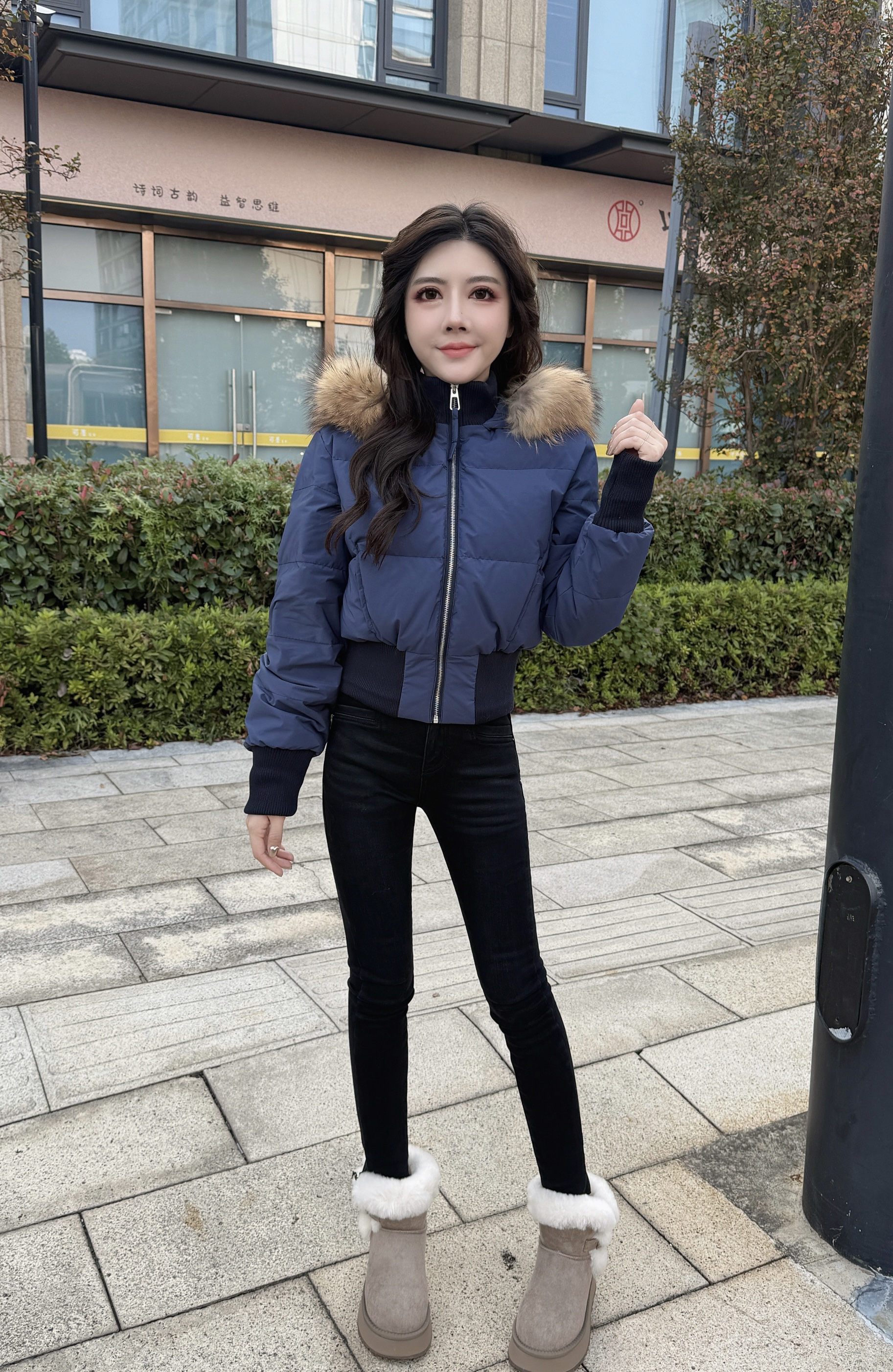 真真：2025潮流冬款定制款洋气帽子大毛领藏蓝色收腰羽绒服