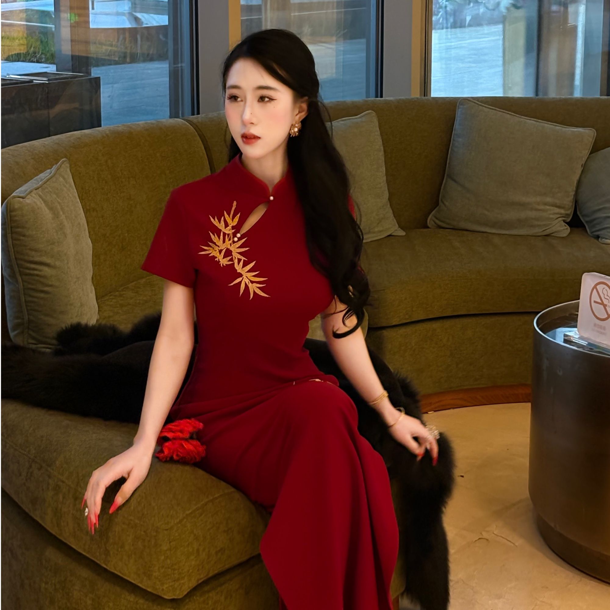 LHMknk1画报夫人新中式订婚礼服女刺绣弹力旗袍生日战袍短袖红竹
