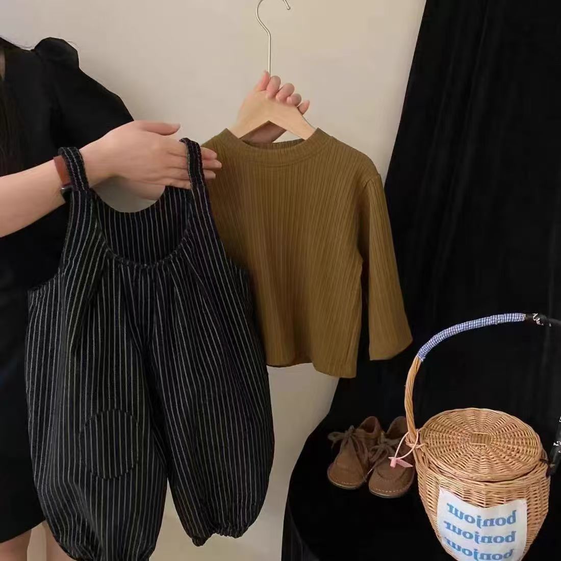 儿童套装春季新款婴儿男女童休闲打底衫宝宝韩版条纹背带裤两件套