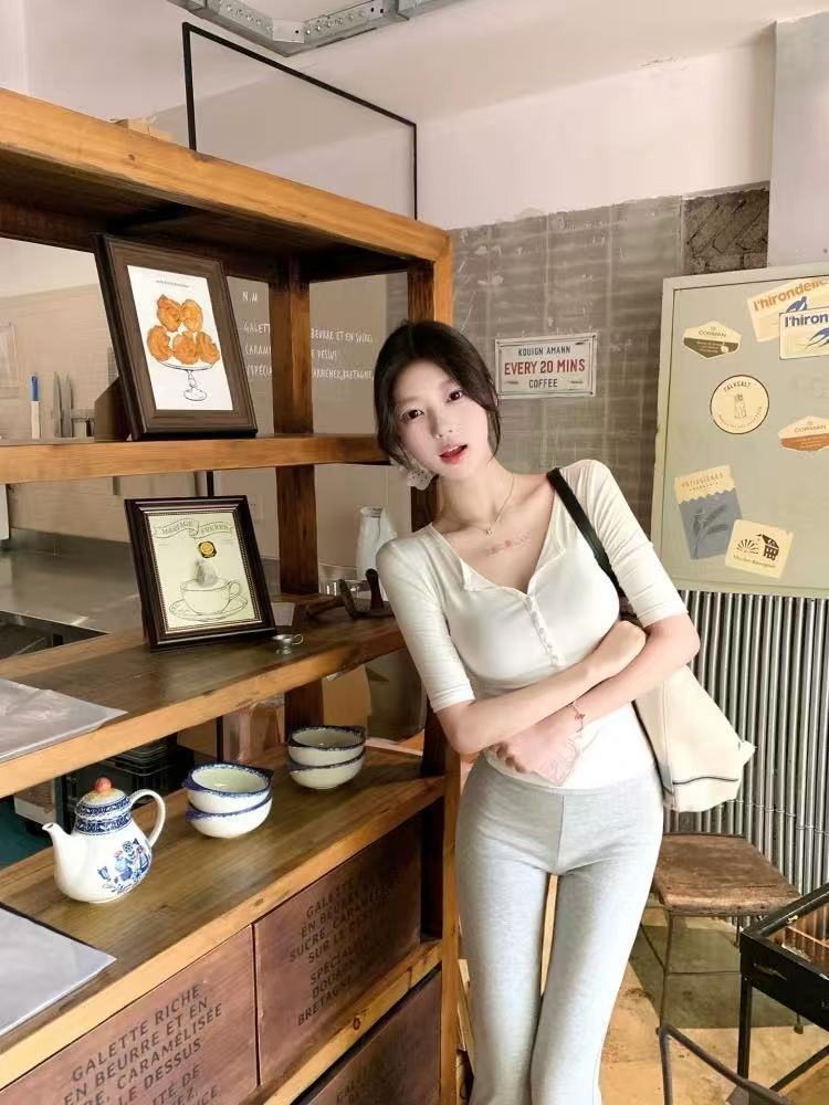 2025新款纯欲修身收腰显瘦中袖T恤女纽扣辣妹V领上衣965