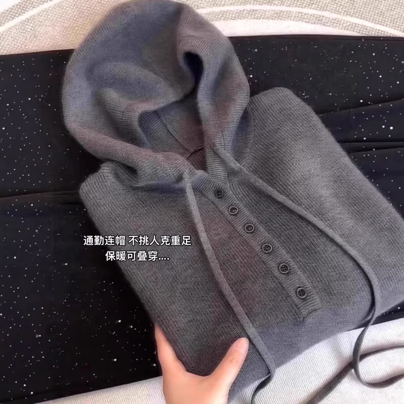 大码韩系灰色连帽纽扣针织衫女秋冬2025新款胖mm显瘦宽松长袖上衣