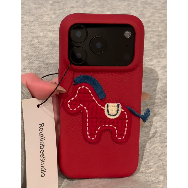 欧克里里蓝头发红马适用苹果17/16皮纹手机壳华为vivoppo小米1514