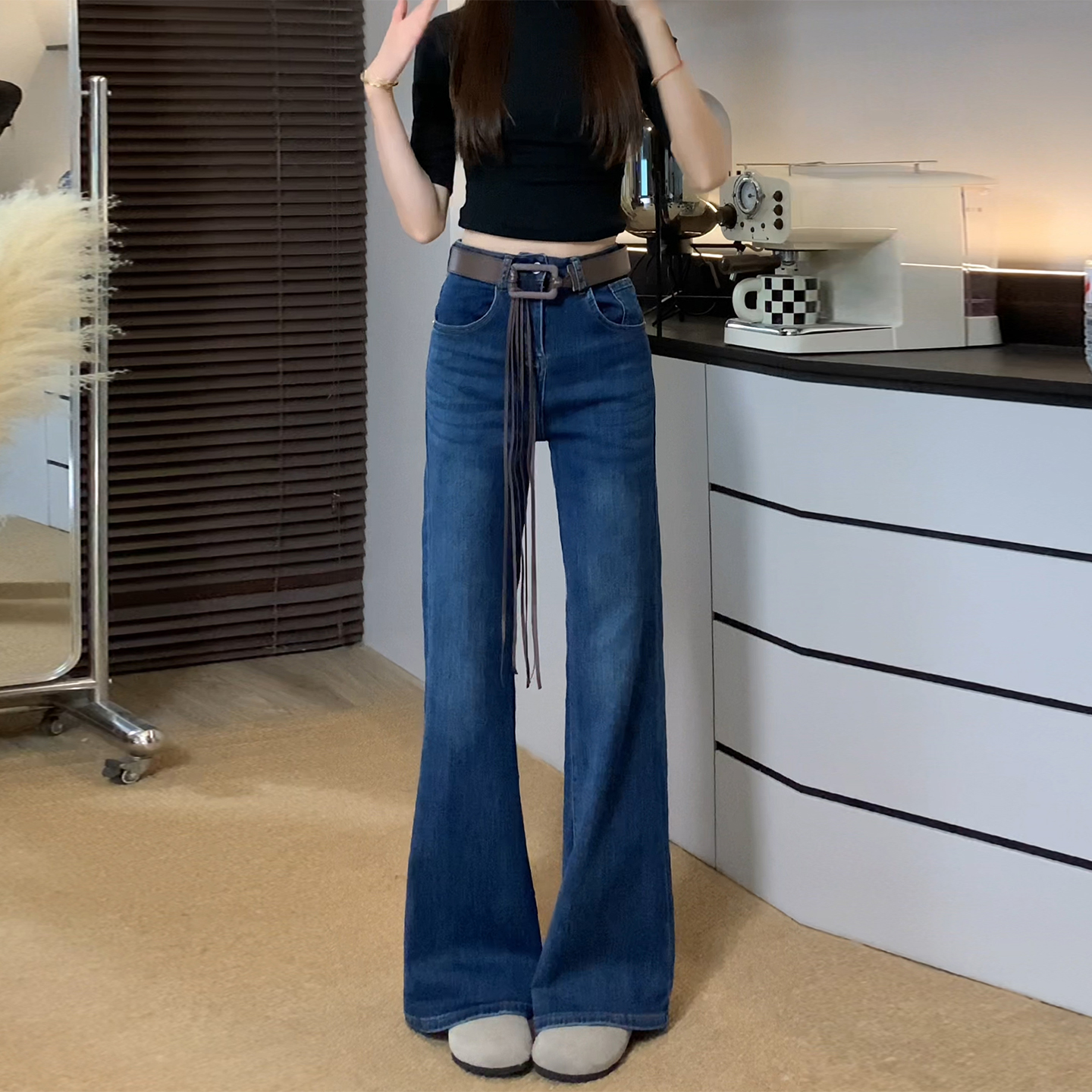 雪千羽蓝色复古微喇牛仔裤女2025秋新款高腰不贴腿垂感直筒喇叭裤