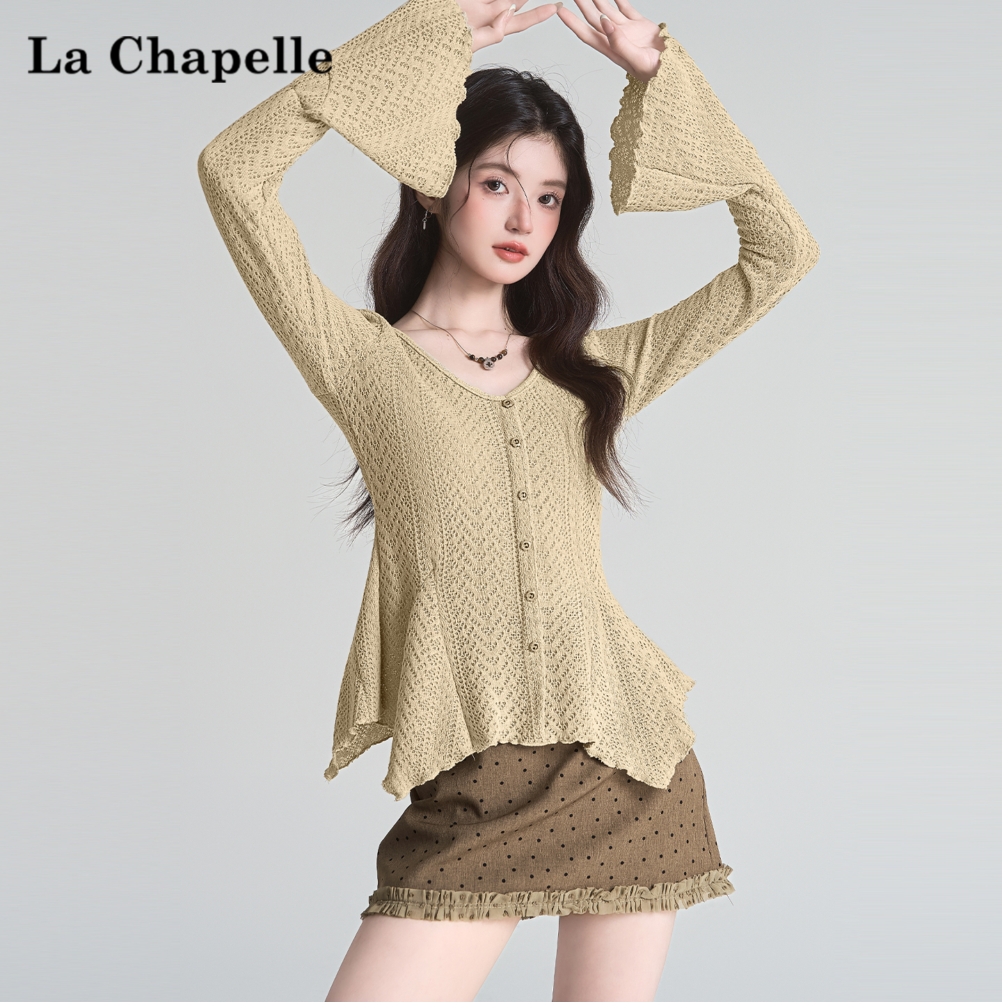 拉夏贝尔秋季新款法式休闲v领喇叭袖纯欲风镂空针织衫独特上衣潮