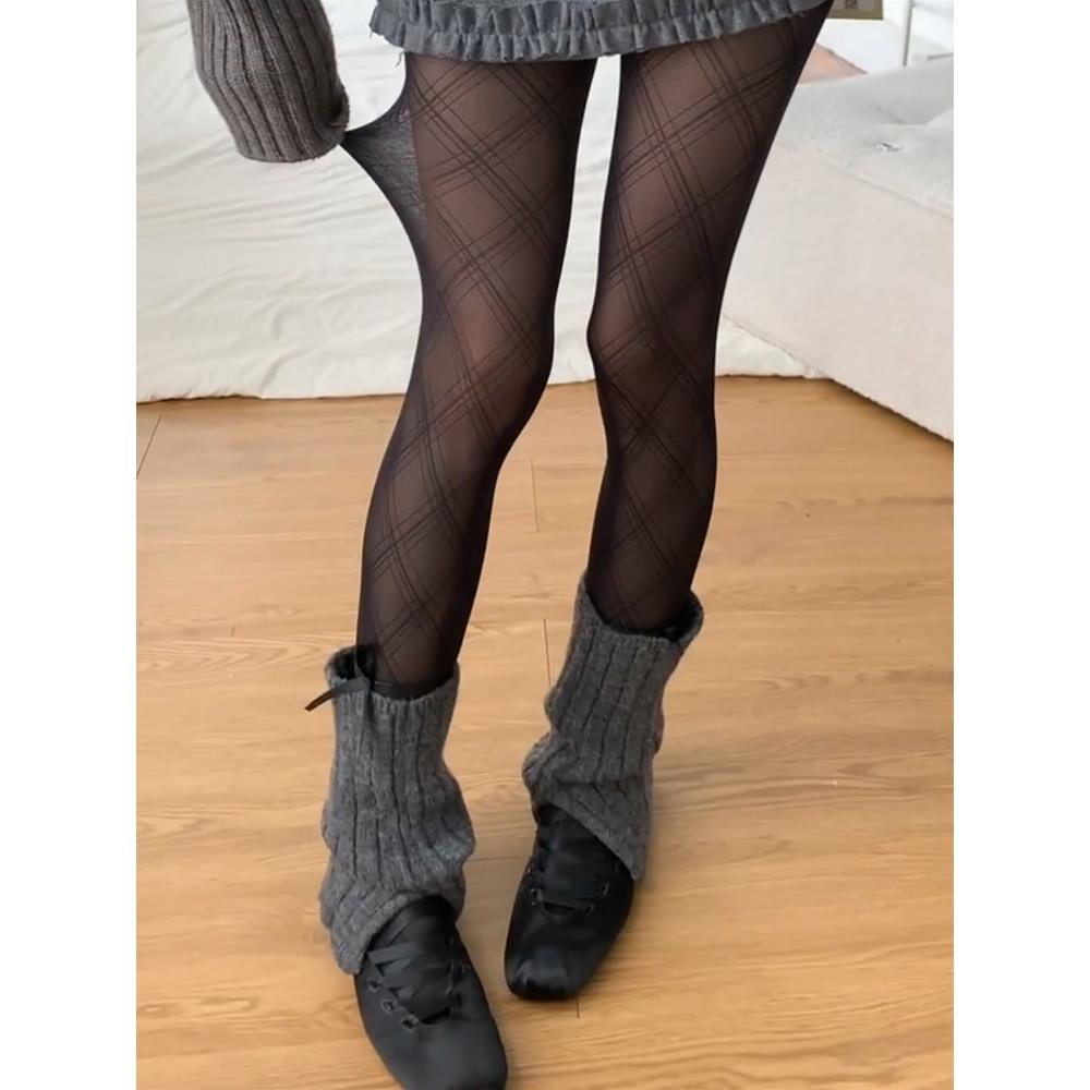 有点东西啊！芭蕾鞋+袜套+菱格黑丝真的好绝~巨显瘦，显腿长袜子