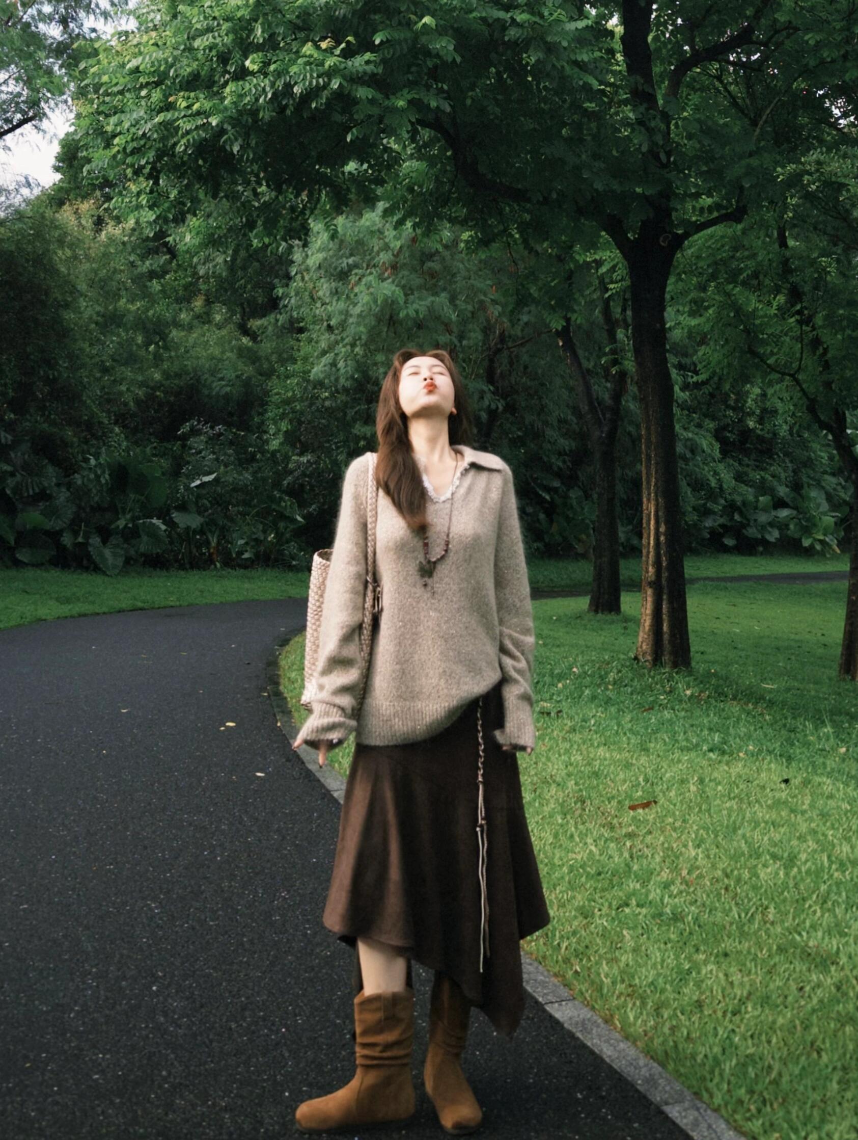 2025秋季美德拉穿搭高级感针织上衣女搭配棕色不规则半身裙两件套