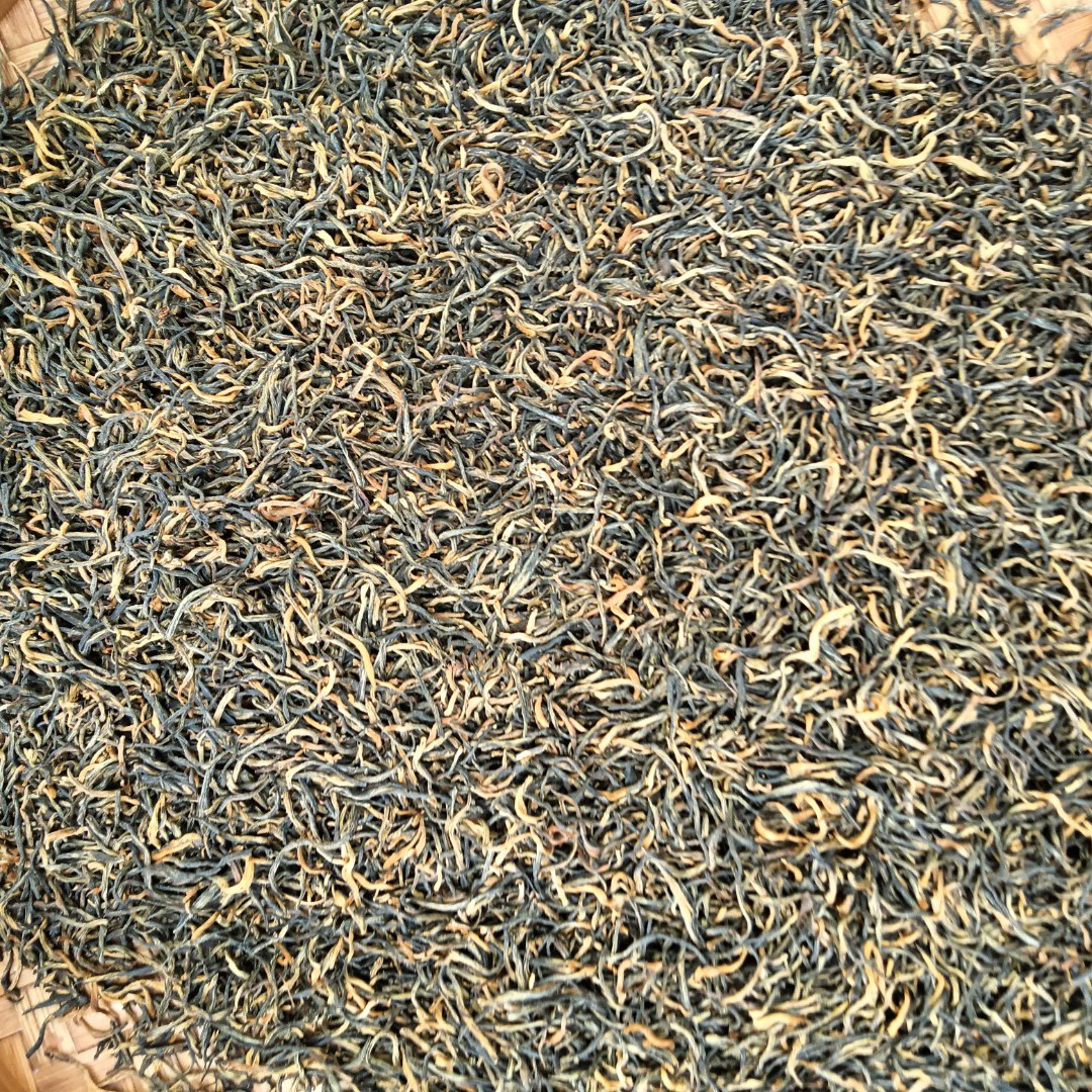 新茶红茶，明前细枝嫩叶，蜜果味，口感好。红茶叶2025