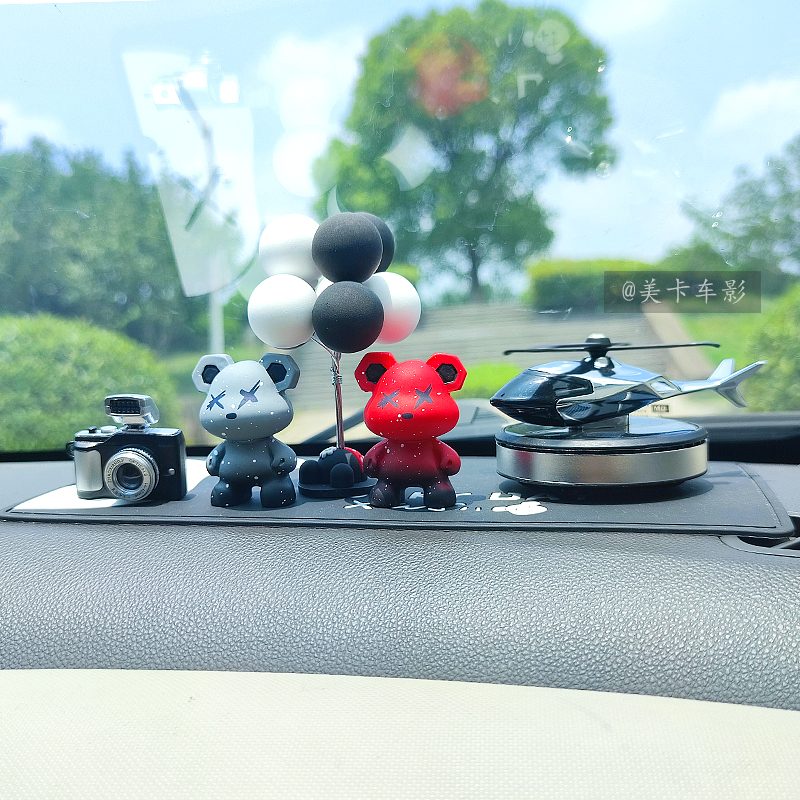 暴力熊车载香水摆件汽车中控台香薰饰品车内持久淡香氛太阳能飞机