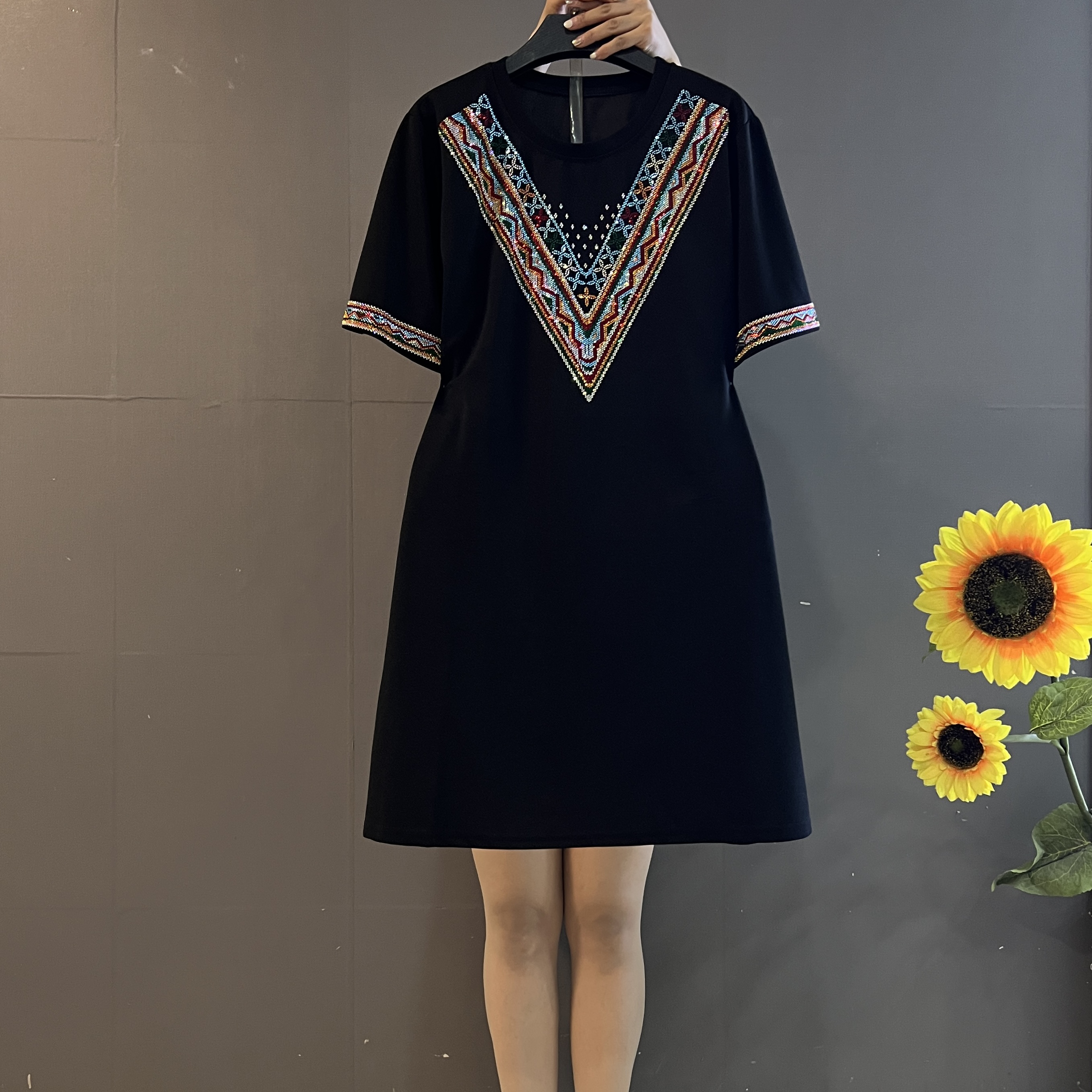 新款时尚重工彩钻V领半袖宽松遮肚子大码显瘦连衣裙10016