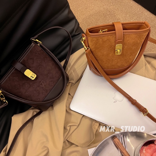 【美式俱乐部】2025秋冬麂皮时尚百搭简约手提水桶包精致锁扣斜挎包