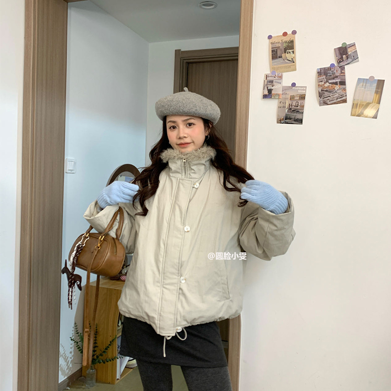 圆脸小雯/「迟来的告白」2025冬季巴恩风立领毛领白鸭绒短款羽绒服