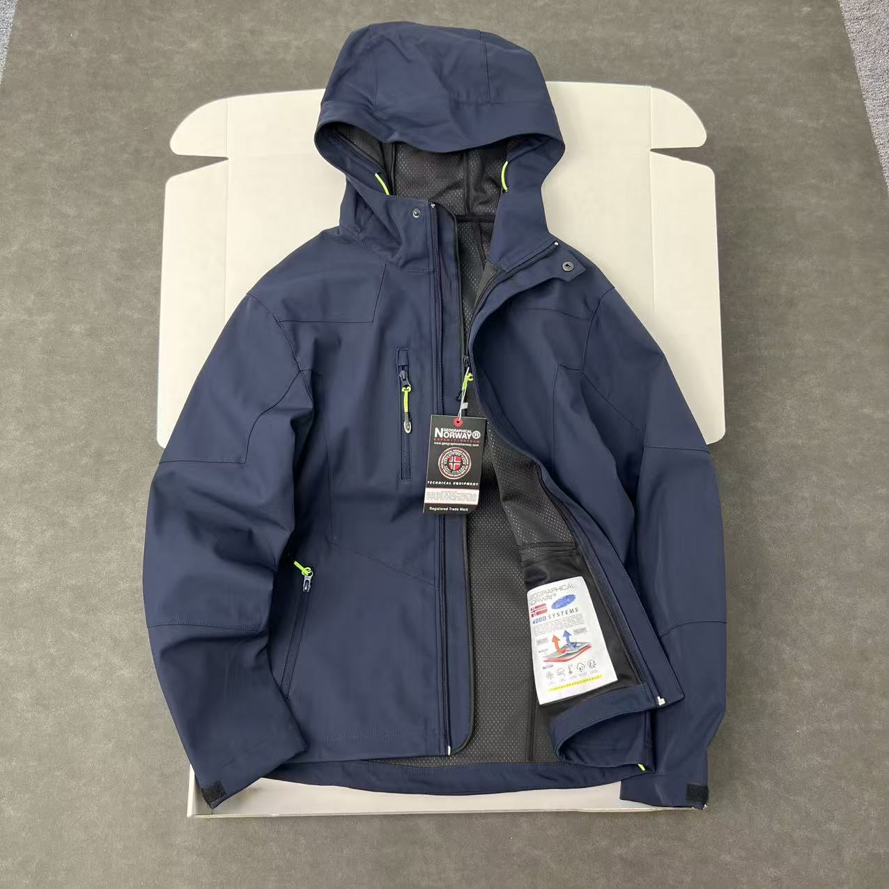 挪威户外牛货 防水透气 男女户外防水防风连帽软壳冲锋衣